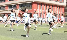 九游体育-关于体操新秀闪耀赛场，观众掌声雷动的信息