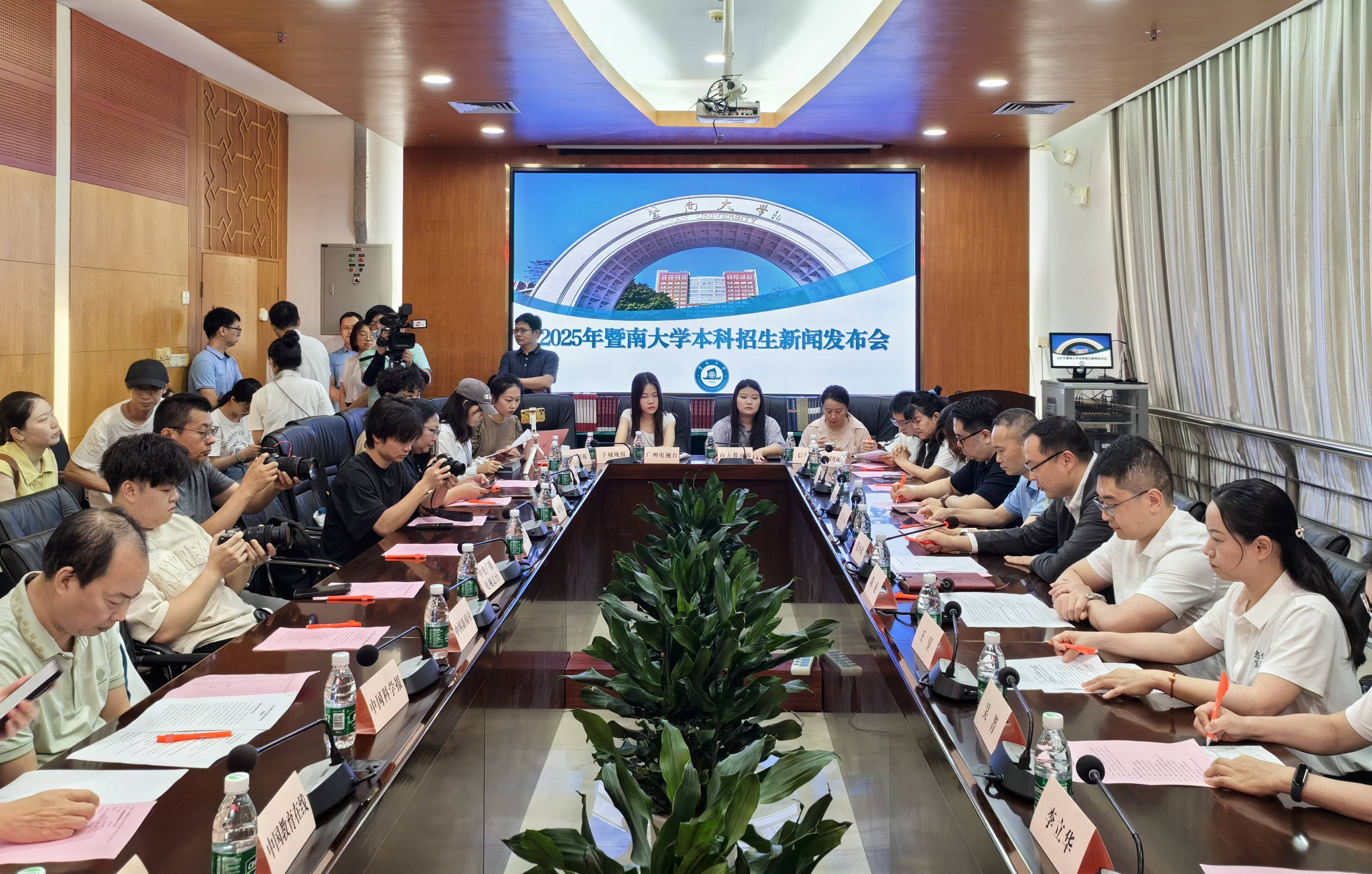 九游体育中国官网-社会冲波，女士遭辱称出手本科生的简单介绍