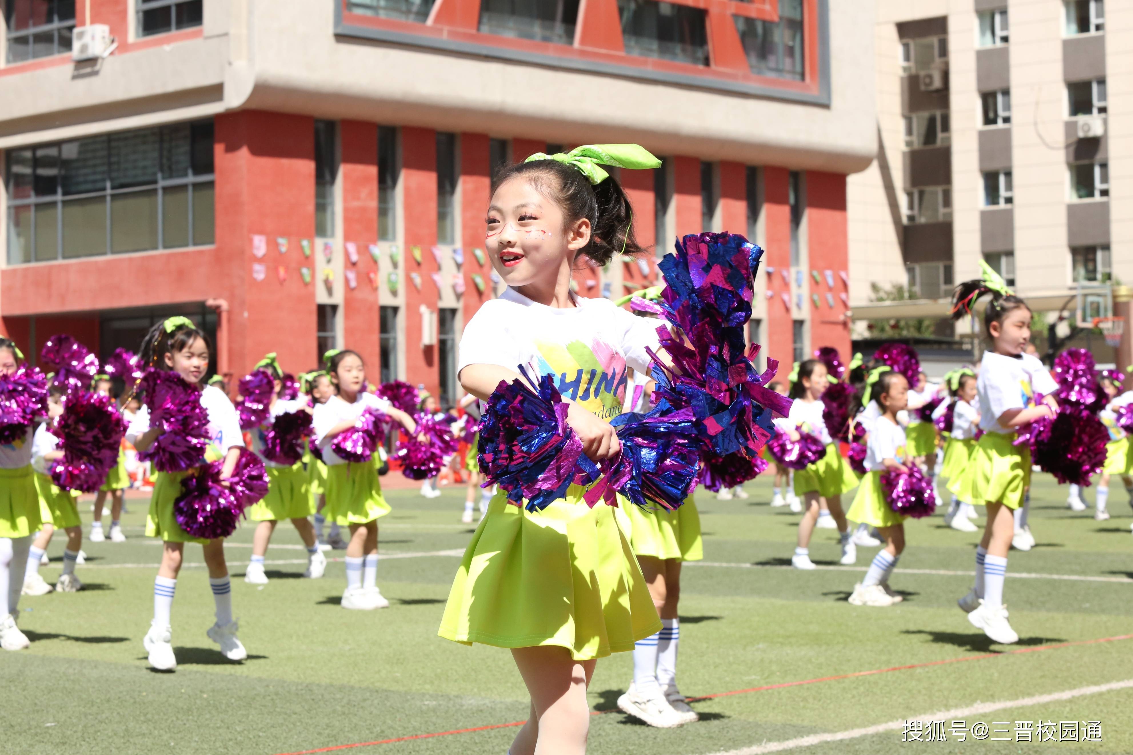 关于体操新秀闪耀赛场，观众掌声雷动的信息