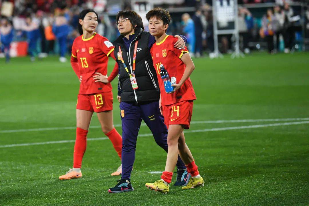 包含前国脚现身中国女足教练组，充实队伍力量的词条