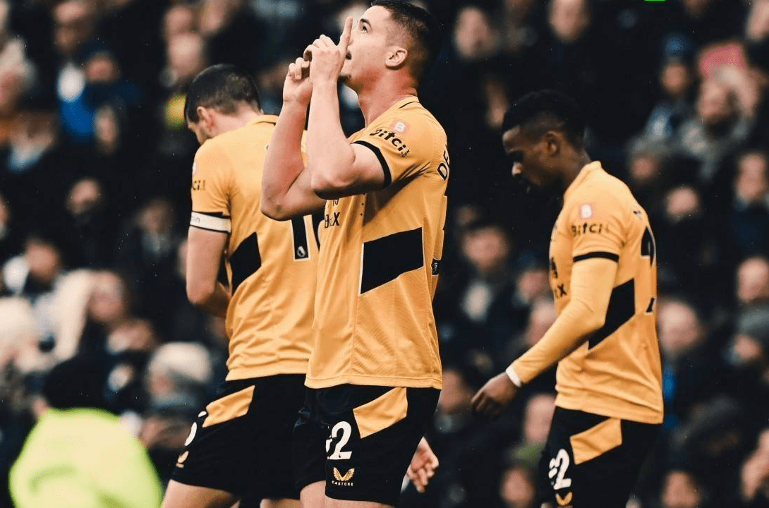 包含沙尔克主场一球小胜，高喊胜利狂欢之声的词条