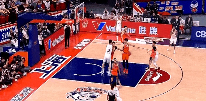 关键时刻某球队打败对手夺取胜利 关键时刻某球队打败对手夺取胜利