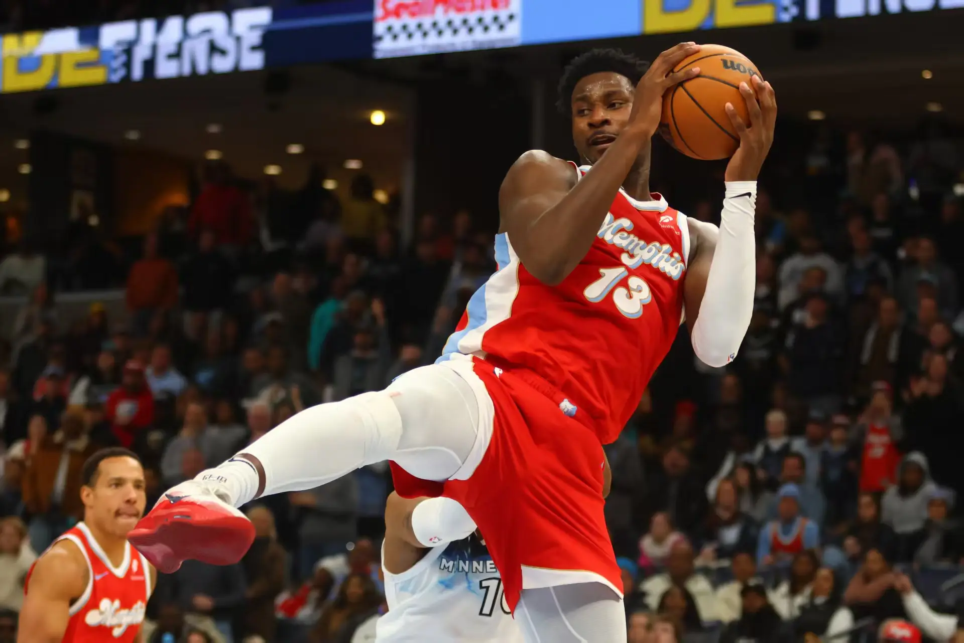 灰熊险胜鹈鹕,莫兰特终场绝杀令人惊叹 灰熊险胜鹈鹕,莫兰特终场绝杀令人惊叹