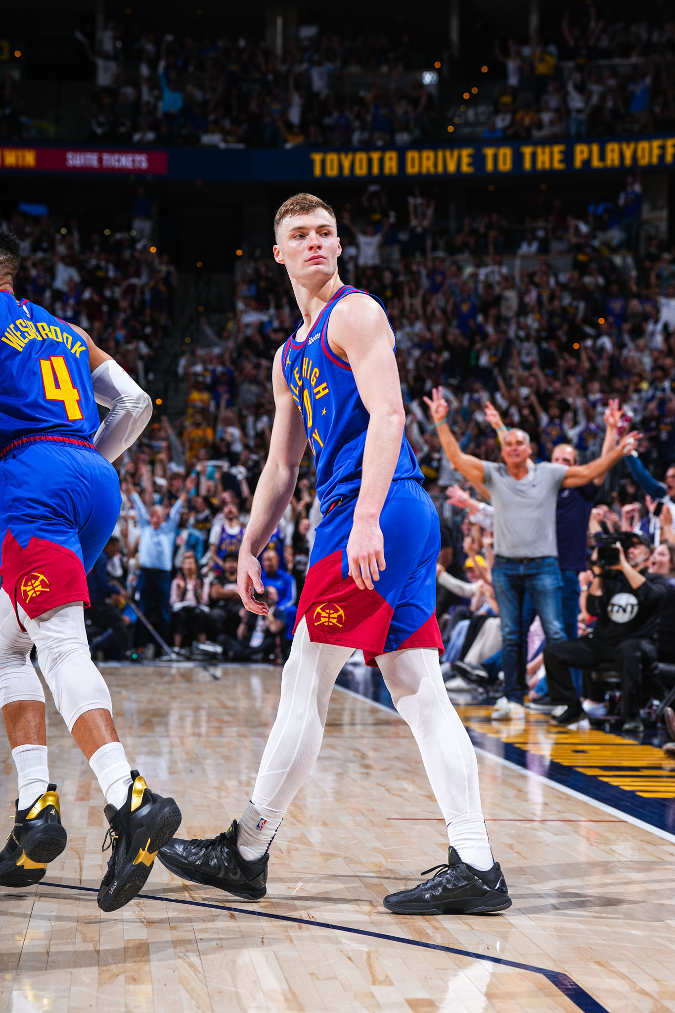 包含独行侠横扫掘金，成功晋级西部半决赛的词条