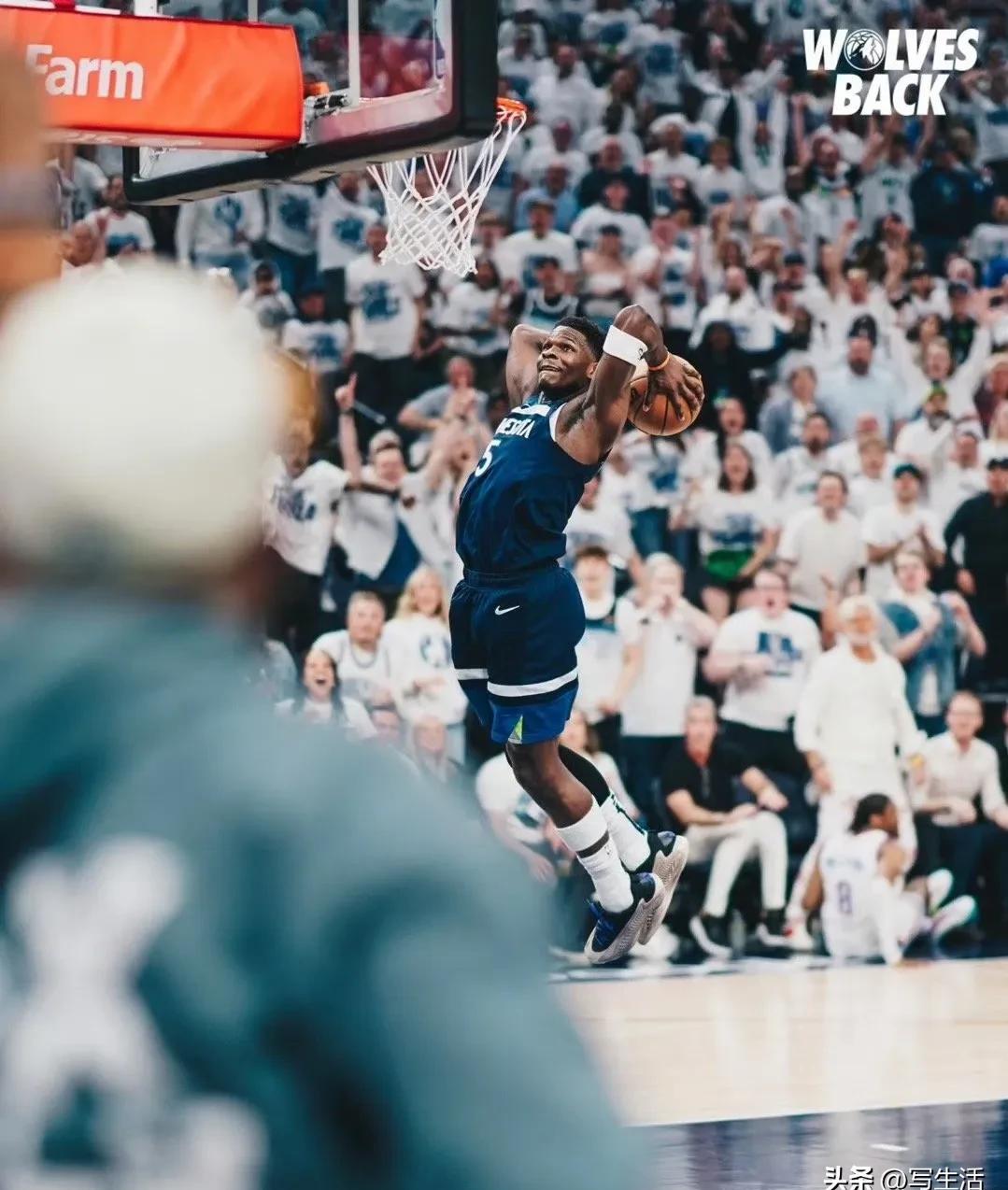 关于凯尔特人主场力克森林狼，沃克砍下全场最高27分的信息