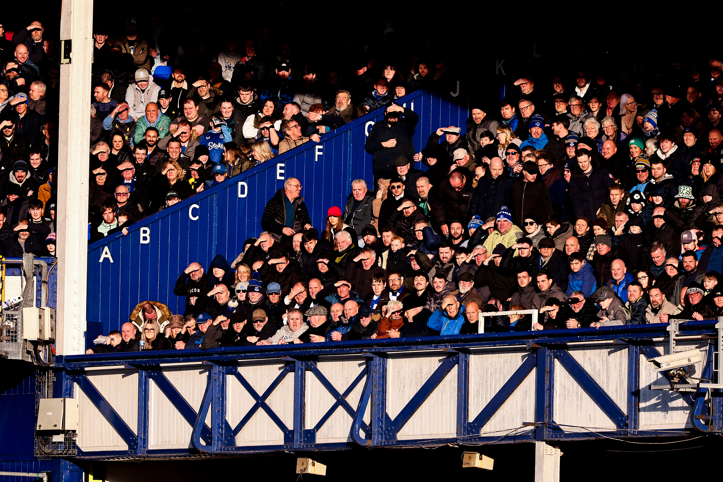 防守犯规事件引发争议，VAR技术再度登场