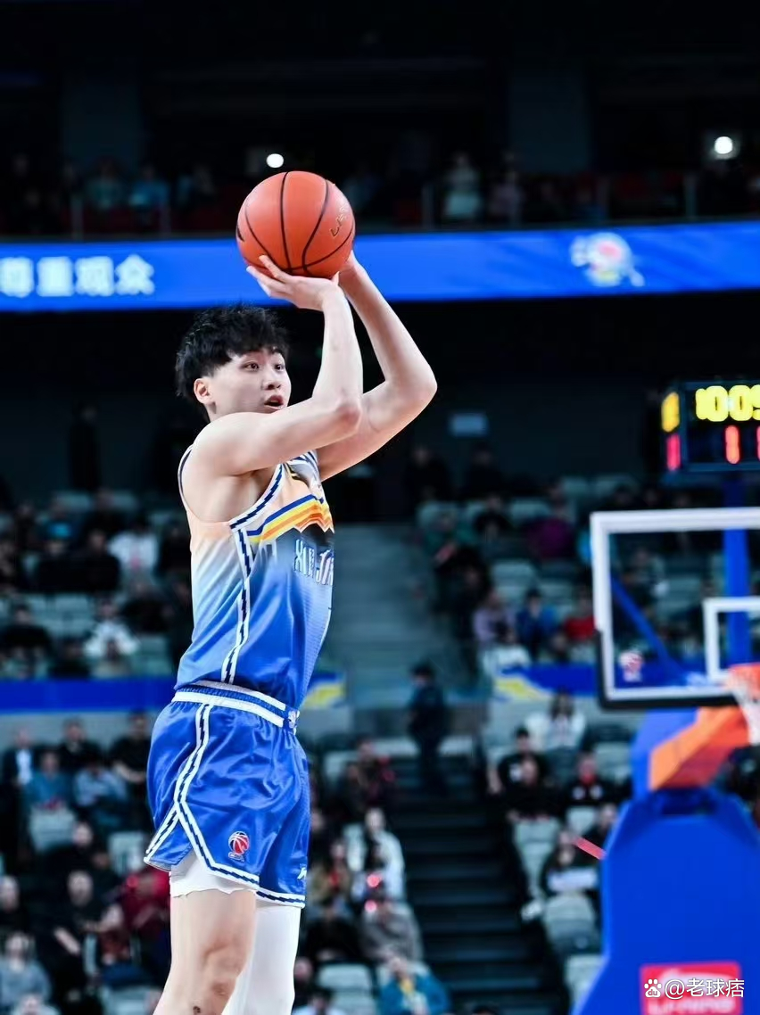 包含“小丁”砍下关键三分，领衔新疆晋级总决赛的词条