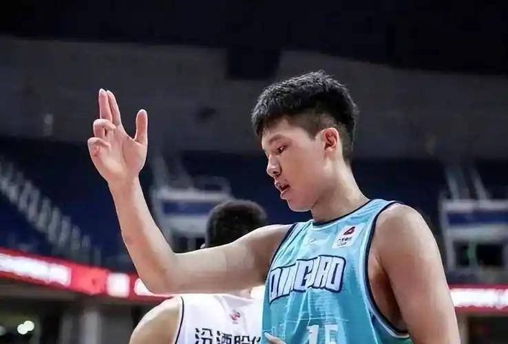 青岛男篮年轻后卫崭露头角，助队取胜的简单介绍