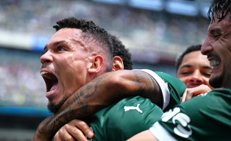 南美球队球员集体奋力朝前进击的简单介绍