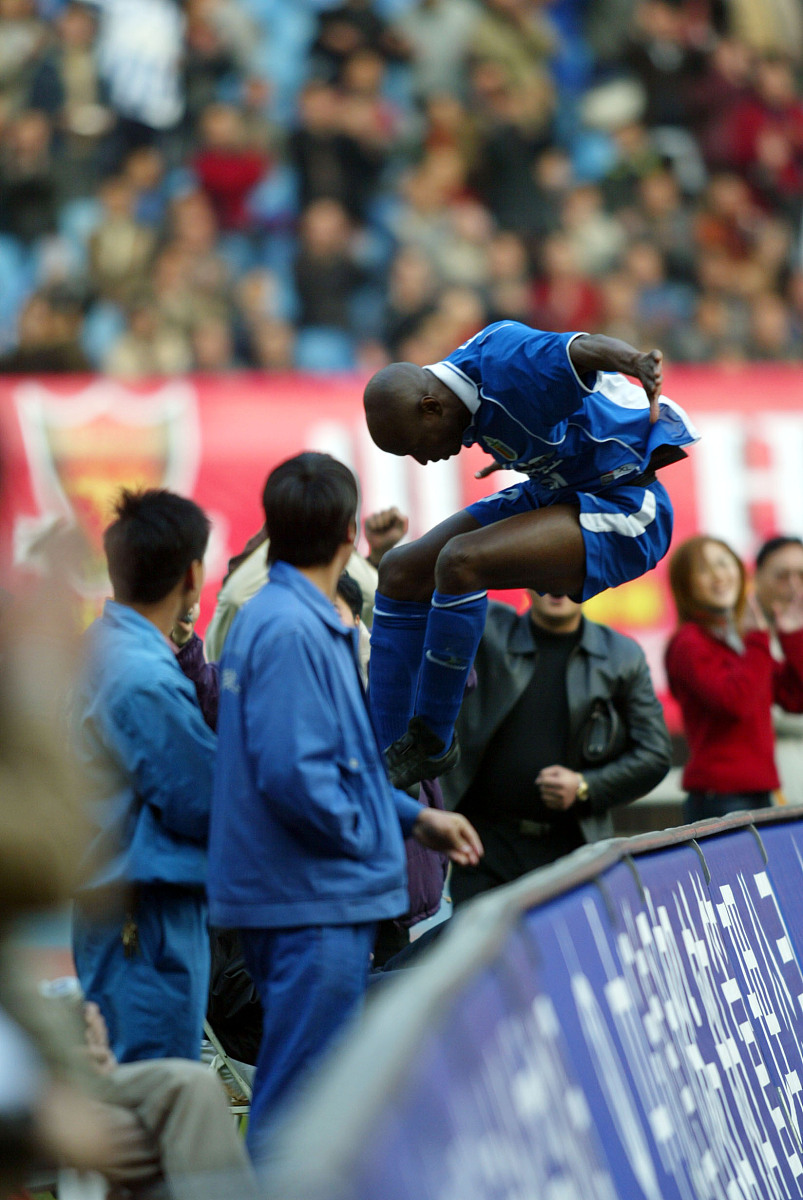 南美球队球员集体奋力朝前进击的简单介绍